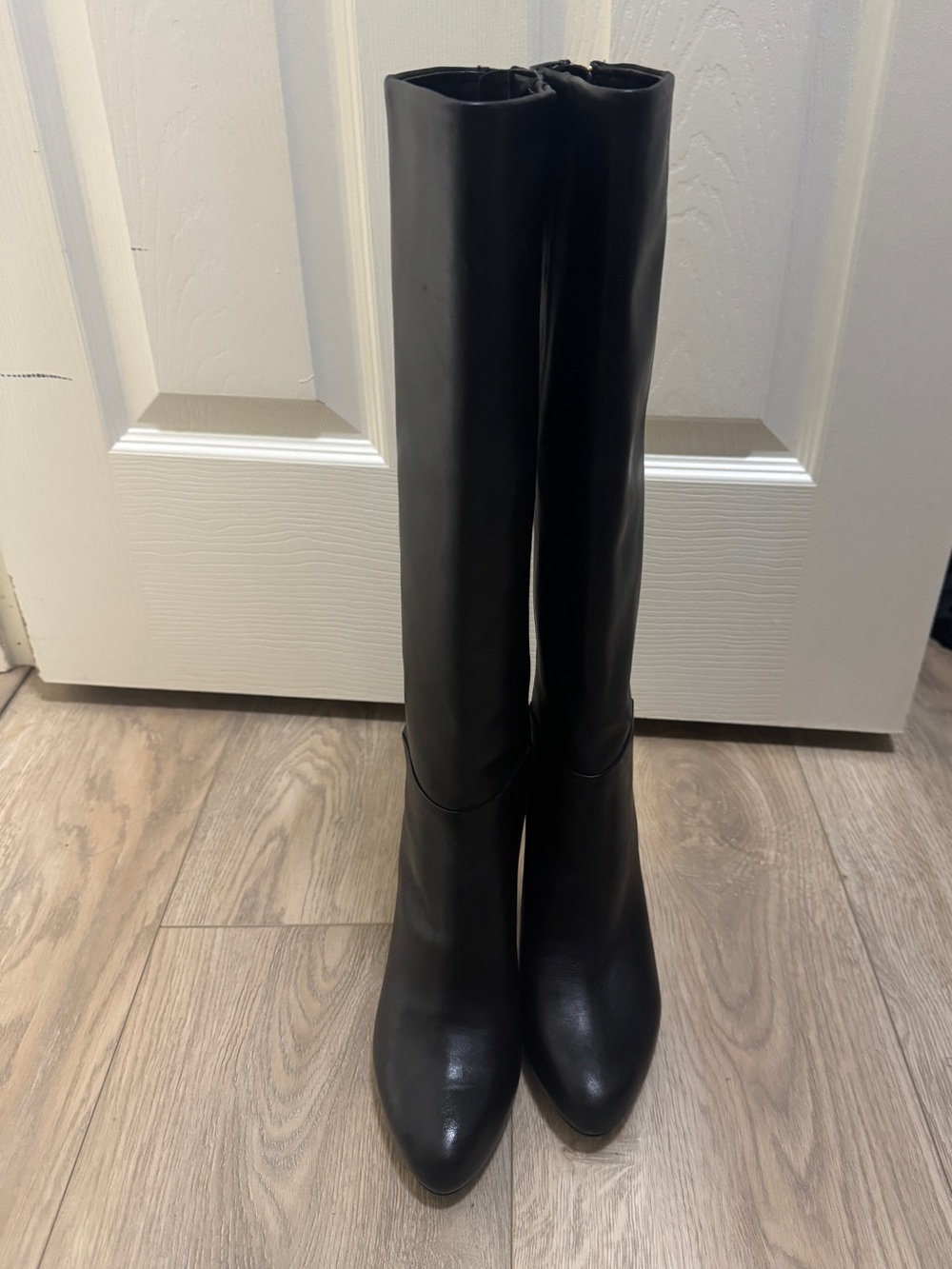 Banana Republic "Dayna" Black Knee-High Stiletto Boots with Gold Back Zip 8.5 - Picture 5 of 11